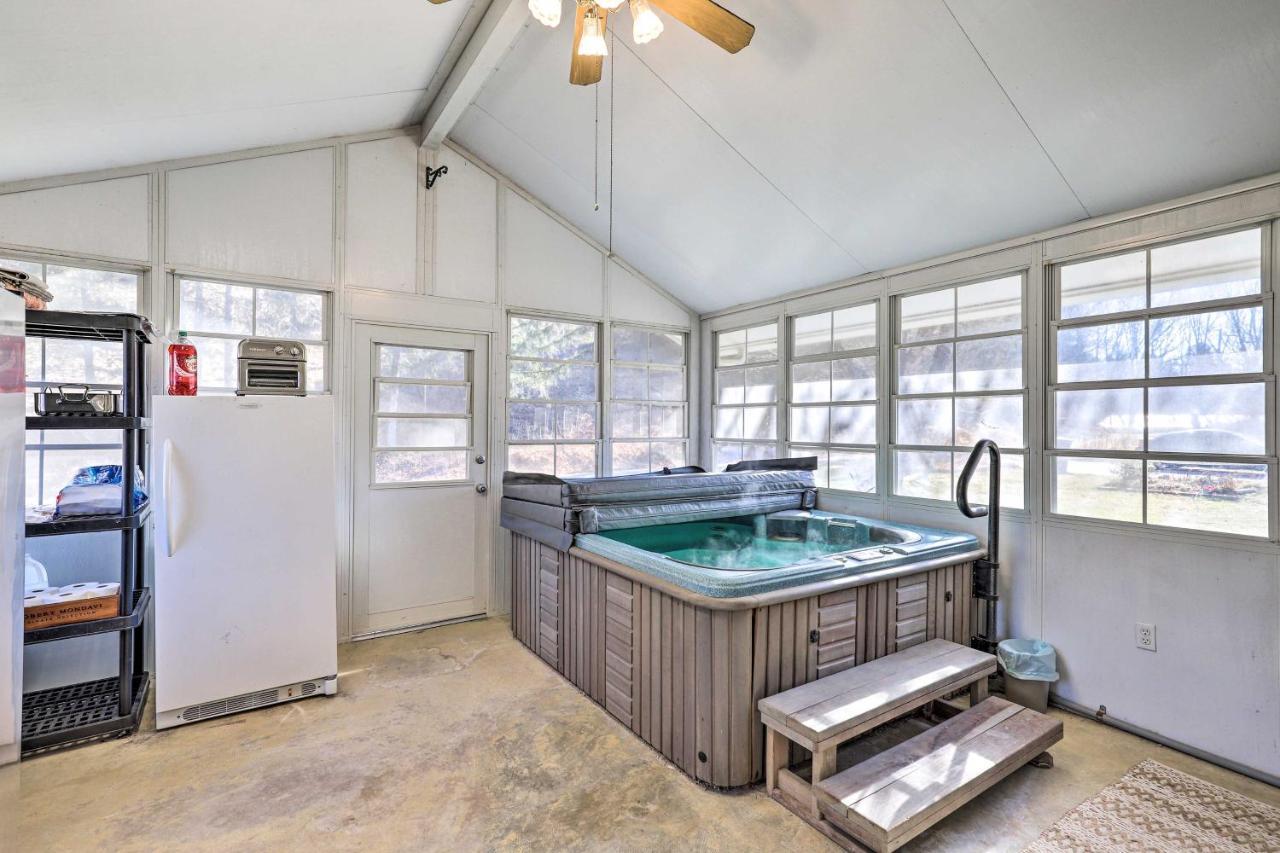 Blue Ridge Mountain Escape With Hot Tub, Grill! Villa Brevard Exterior photo